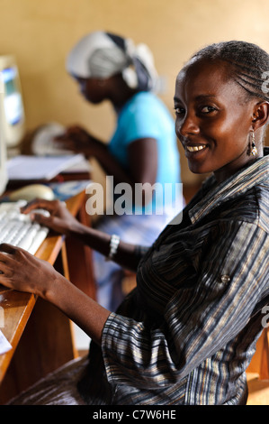 Erwachsene lernen Computerkenntnisse während einer Computerklasse, Meserani, Tansania. Stockfoto