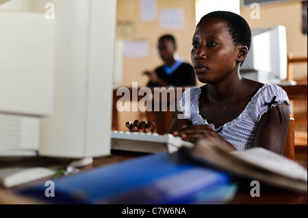 Erwachsene lernen Computerkenntnisse während einer Computerklasse, Meserani, Tansania. Stockfoto