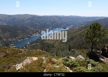 Ein Blick auf den See, gebildet von der Canicada-Stausee im Norden Portugals. Stockfoto