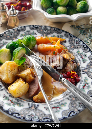 Braten Sie Türkei-Scheiben mit Füllung Rosenkohl Baby Karotten Bratkartoffeln und Soße Weihnachten Abendessen Stockfoto