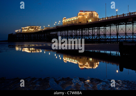 Worthing Pier, West Sussex, Nachtzeit, Spiegelung im Wasser Stockfoto