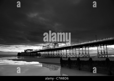 Worthing Pier, West Sussex, bewölkter Himmel, Nacht, schwarz und weiß Stockfoto