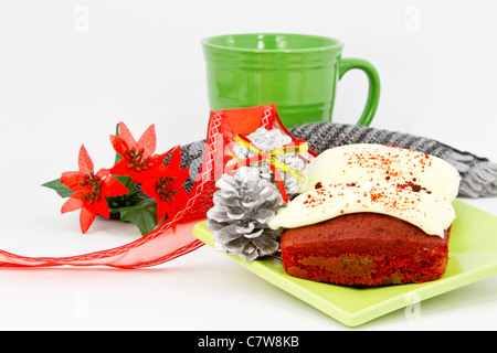 Weihnachten-Details mit Mini-Brote von rotem Samtkuchen, gewebte Serviette und grüne Kaffeetasse platziert. Stockfoto