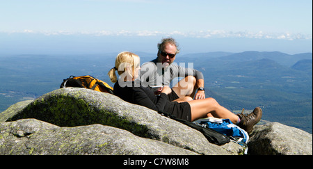 Zwei Wanderer auf einem Felsen an der Oberseite Whiteface Mountain New York sitzen. Stockfoto