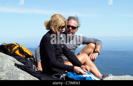 Zwei Wanderer auf einem Felsen an der Oberseite Whiteface Mountain New York sitzen. Stockfoto