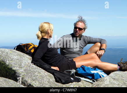 Zwei Wanderer auf einem Felsen an der Oberseite Whiteface Mountain New York sitzen. Stockfoto