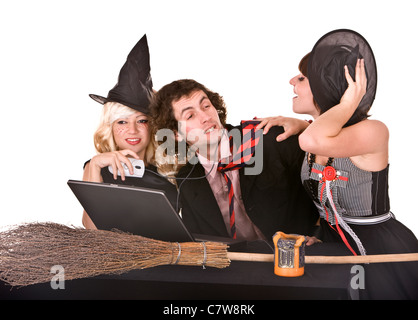 Gruppe Menschen in Hexenhut für Halloween-party. Stockfoto