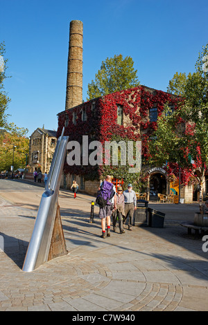 Barchent Sonnenuhr in der St George Square im Zentrum von Hebden Bridge, West Yorkshire. Es hat die Form eines Messers Barchent. Stockfoto