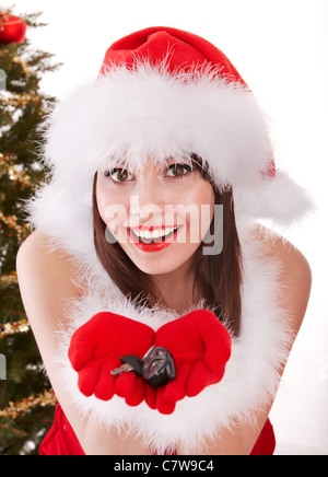 Weihnachtsmädchen im Auto Schlüssel Weihnachtsmütze. Stockfoto
