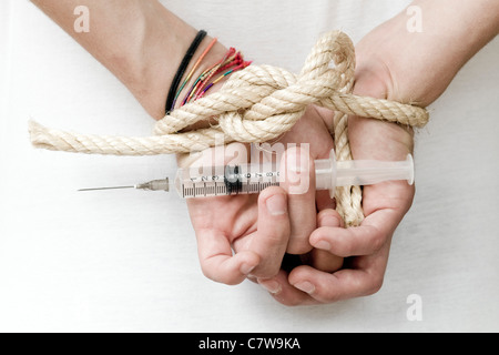 Mann mit Händen gefesselt mit Spritze Stockfoto