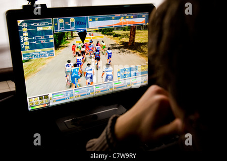 Mann spielen Videospiel am Computer zu Hause Stockfoto