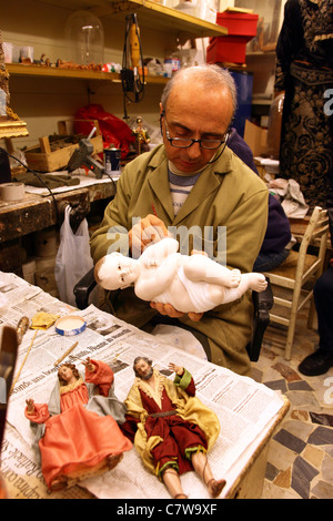 Italien, Kampanien, Neapel, machen Figur typischen Naples Krippe, Cesarini workshop Stockfoto