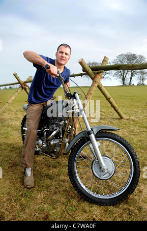 Motorrad-Studien-Fahrer Steve Colley im Carswell Golf Club, Oxfordshire Neuerstellung McQueens berühmten Sprung von der großen Es Stockfoto