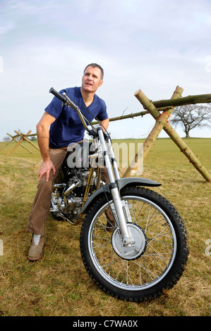 Motorrad-Studien-Fahrer Steve Colley im Carswell Golf Club, Oxfordshire Neuerstellung McQueens berühmten Sprung von der großen Es Stockfoto