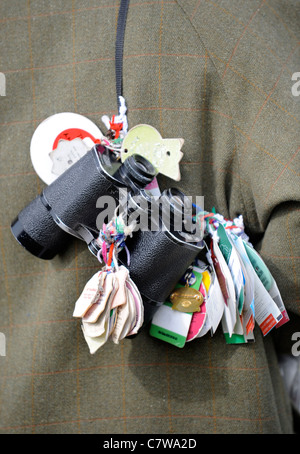 Ein Pferderennen Enthusiasten Fernglas mit treffen Abzeichen angebracht UK Stockfoto