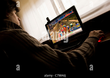 Mann spielen Videospiel am Computer zu Hause Stockfoto