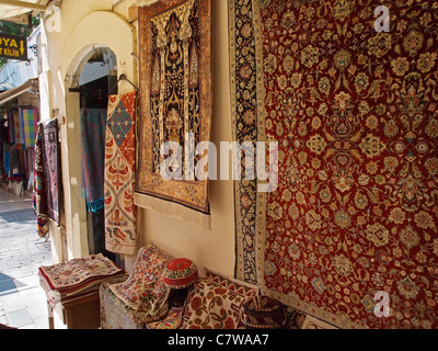 TÜRKISCHE TEPPICHE HÄNGEN AN DER WAND UND WERDEN IN DER ALTSTADT VON ANTALYA IN DER TÜRKEI VERKAUFT Stockfoto