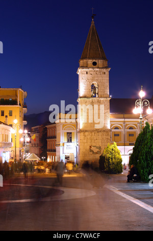 Italien, Kampanien, Benevento, Santa Sofia Kirche Glockenturm in der Abenddämmerung Stockfoto