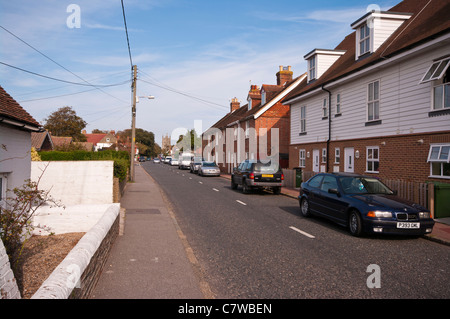 nach unten bis die The High Street Lydd Kent England UK mit All Saints Church anzeigen Stockfoto