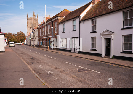 nach unten bis die The High Street Lydd Kent England UK mit All Saints Church anzeigen Stockfoto