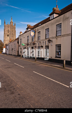 zeigen Sie auf der High Street Lydd Kent England UK mit All Saints Church und The George Hotel an Stockfoto