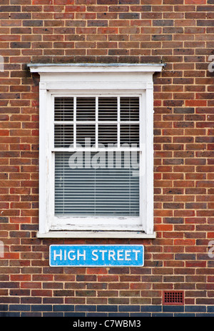 High Street Zeichen der Straßenname auf einer gemauerten Wand uk Stockfoto