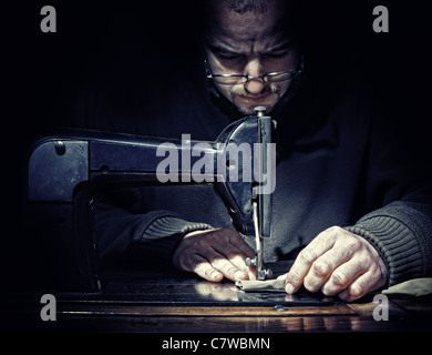 Detail auf Mann mit alte Maschine Nähen Stockfoto