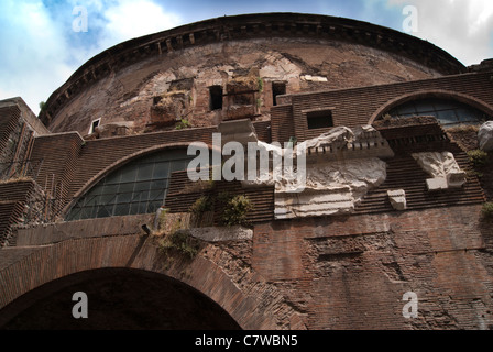 Rückansicht des Pantheon in Rom zeigt außen römischen Ziegelwände und Reste von Marmor Fries und Rundbogenfenster. Stockfoto