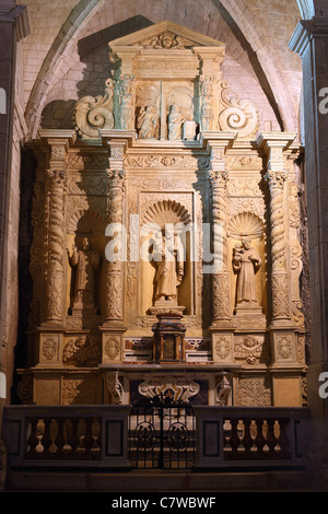 Italien, Apulien, Monte Sant Angelo, San Michele Arcangelo Sanctuary, die heilige Höhle, Altar Stockfoto