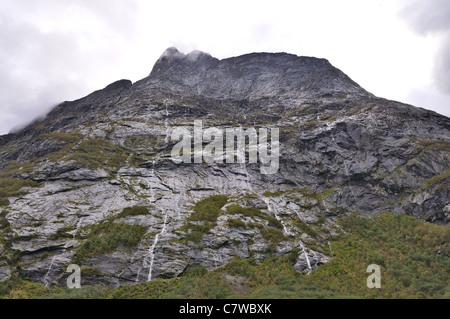 Berg Koloberget, Region Oppland, Norwegen. Bild von der herbstlichen Regenzeit. Mount decken zahlreiche Wasserfälle Stockfoto