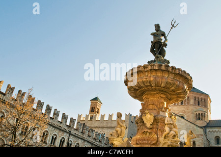 Italien, Trentino Alto Adige, Trento, Neptunbrunnen in Duomo Platz Stockfoto