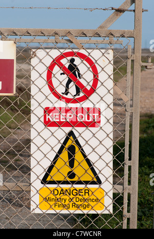 Keep Out Gefahr Ministerium für Verteidigung Palette Zeichen Lydd Armee Schießplätze Kent England UK Stockfoto