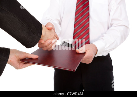 Man übergibt Dokument der zweiten Person auf weißem Hintergrund Stockfoto