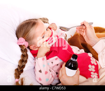 Krankes Kind nehmen Sie Arzneimittel mit Arzt. Stockfoto
