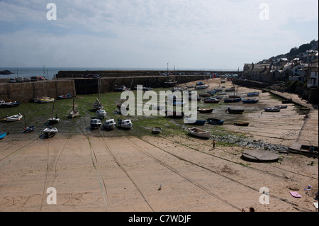 Mousehole, einem kleinen Dorf und Fischereihafen in Cornwall, Südwestengland. Stockfoto