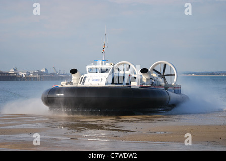 Ryde - kommt Southsea Hovercraft bei Ryde auf der Isle Of Wight seine 8 minütige Überfahrt vom Festland nach. Stockfoto