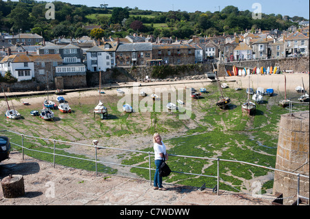 Mousehole, einem kleinen Dorf und Fischereihafen in Cornwall, Südwestengland. Stockfoto