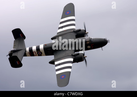 St. Thomas, Kanada. 25. Juni 2011. Ein Welt Krieg II B-25 Mitchell Bomber ist ein Überflug auf den Great Lakes International Air Show. Stockfoto