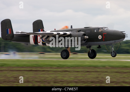 St. Thomas, Kanada - 25. Juni 2011: Eine Welt Krieg II B-25 Mitchell Bomber landet auf der Great Lakes International Air Show. Stockfoto