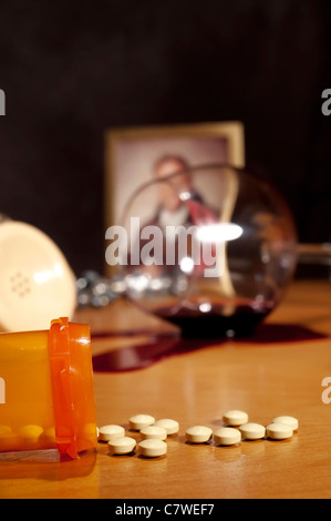 Verschüttete Wein und Pillen auf Retro-Nachttisch. Flachen DOF. Stockfoto