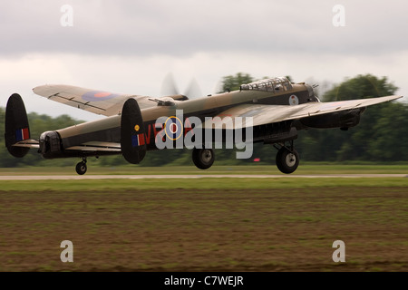 St. Thomas, Kanada. 25. Juni 2011. Ein zweiter Weltkrieg Avro Lancaster landet auf der Great Lakes International Air Show. Stockfoto