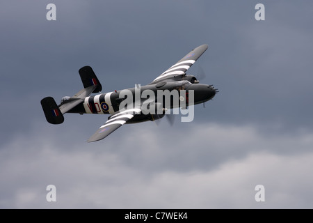 St. Thomas, Kanada - 25. Juni 2011: Ein Welt Krieg II B-25 Mitchell Bomber fliegt vorbei auf den Great Lakes International Air Show. Stockfoto