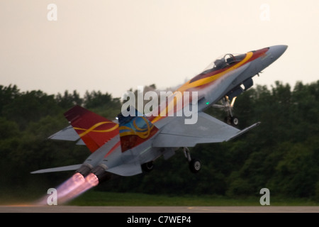 St. Thomas, Kanada - 25. Juni 2011: A CF-18 Hornet zieht auf den Great Lakes International Air Show. Stockfoto