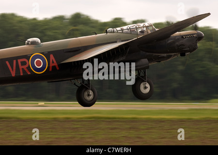 St. Thomas, Kanada. 25. Juni 2011. Ein zweiter Weltkrieg Avro Lancaster landet auf der Great Lakes International Air Show. Stockfoto