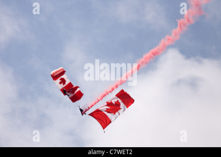 26. Juni 2011. St. Thomas Ontario Kanada. Mitglieder der kanadischen Streitkräfte Fallschirm Team, die "Skyhawks" durchführen. Stockfoto