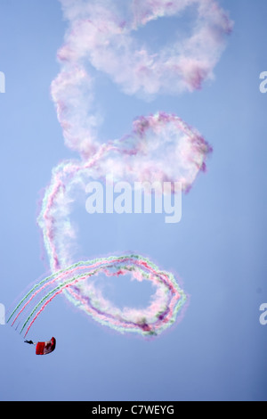 26. Juni 2011. St. Thomas Ontario Kanada. Mitglieder der kanadischen Streitkräfte Fallschirm Team, die "Skyhawks" durchführen. Stockfoto