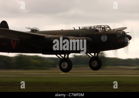 St. Thomas, Kanada. 26. Juni 2011. Ein zweiter Weltkrieg Avro Lancaster landet auf der Great Lakes International Air Show. Stockfoto