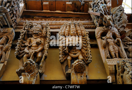 Tempel Auto Wagen Ratha Holzfigur schnitzen Detail Perur Patteeswara Swamy Tempel Karamadai Coimbatore Tamil Nadu Indien Stockfoto