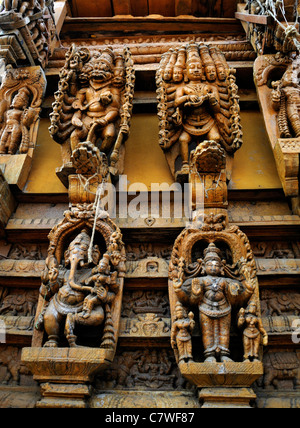 Tempel Auto Wagen Ratha Holzfigur schnitzen Detail Perur Patteeswara Swamy Tempel Karamadai Coimbatore Tamil Nadu Indien Stockfoto