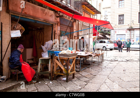 Fischerei und Geschäft mit Meeresfrüchten zu Vucciria, traditioneller Markt in Palermo, Sizilien, Sicilia, Italien Stockfoto